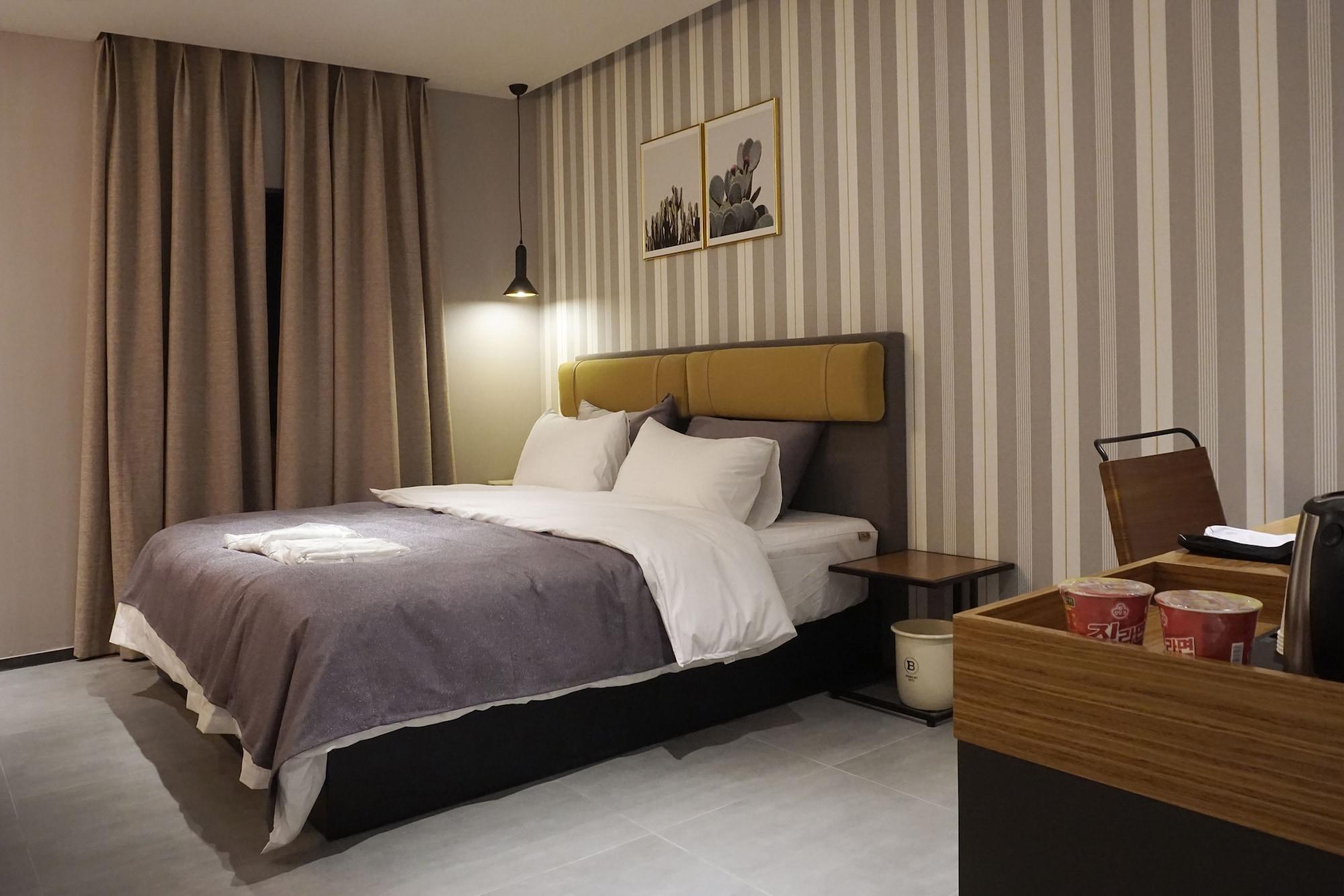 Brown Dot Hotel Changwon Exteriör bild