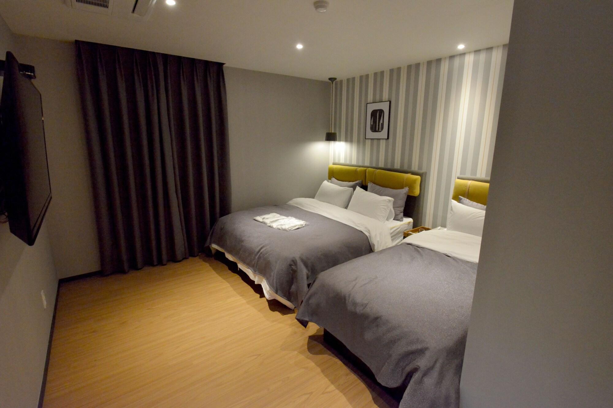 Brown Dot Hotel Changwon Exteriör bild