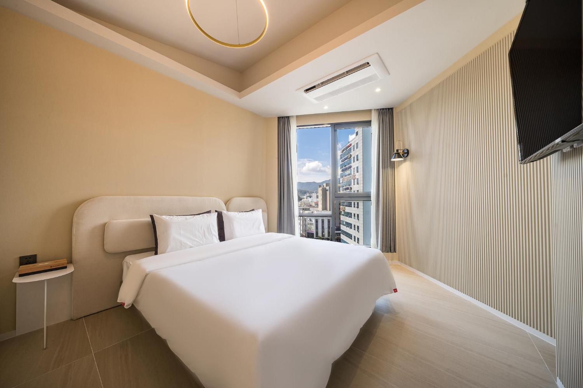 Brown Dot Hotel Changwon Exteriör bild