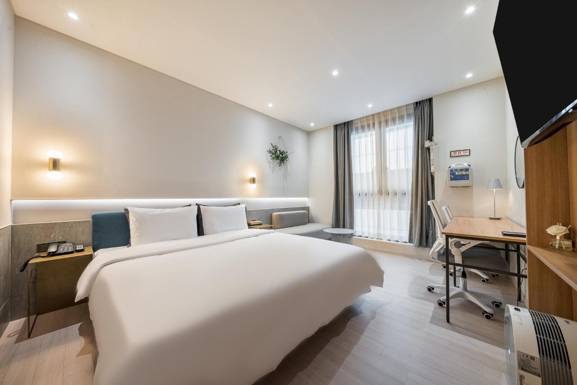 Brown Dot Hotel Changwon Exteriör bild