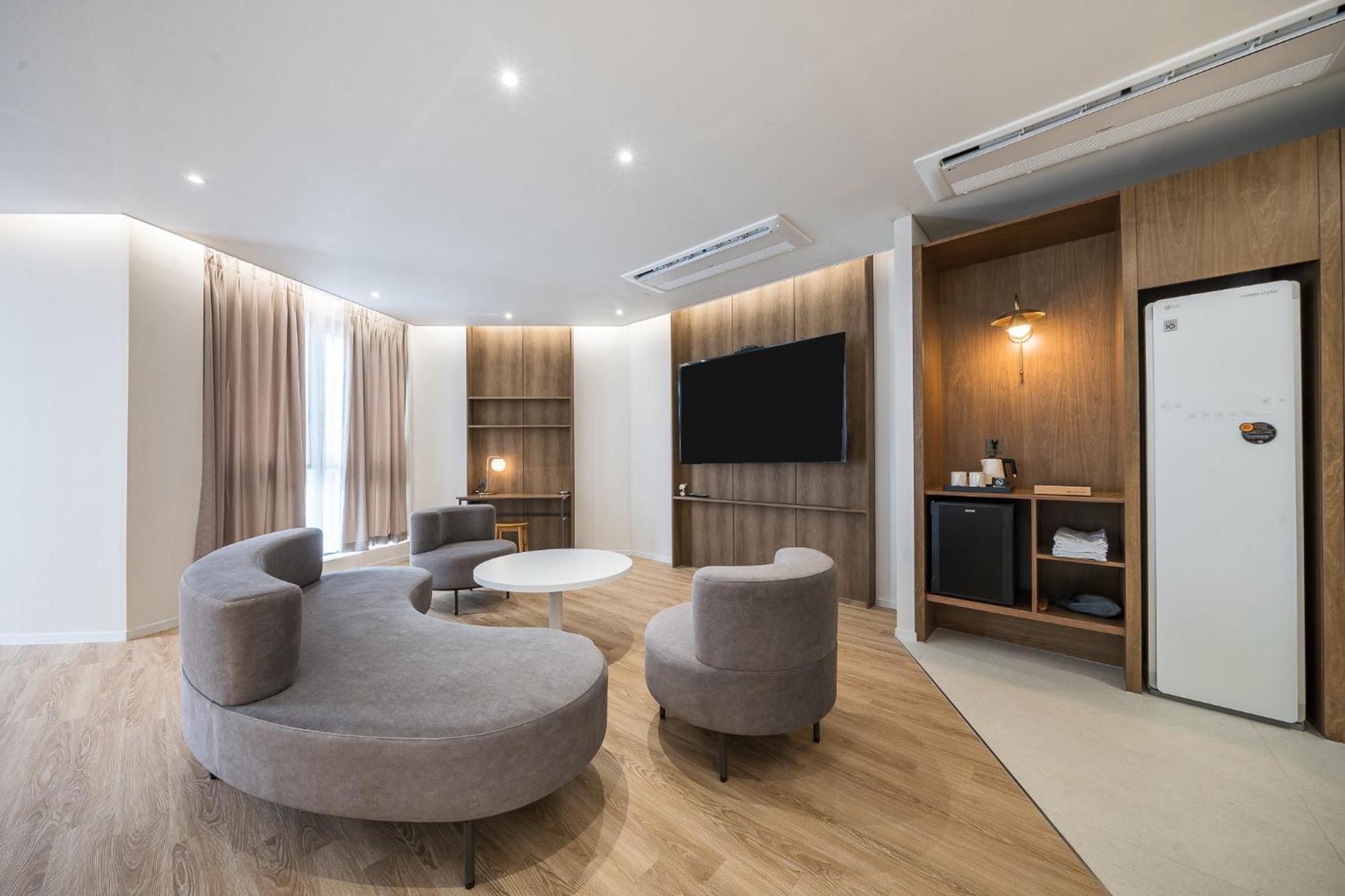 Brown Dot Hotel Changwon Exteriör bild