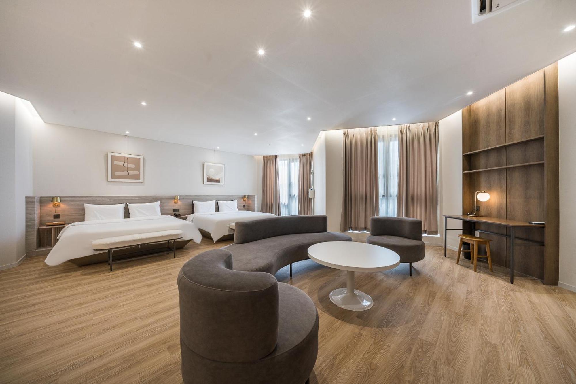 Brown Dot Hotel Changwon Exteriör bild