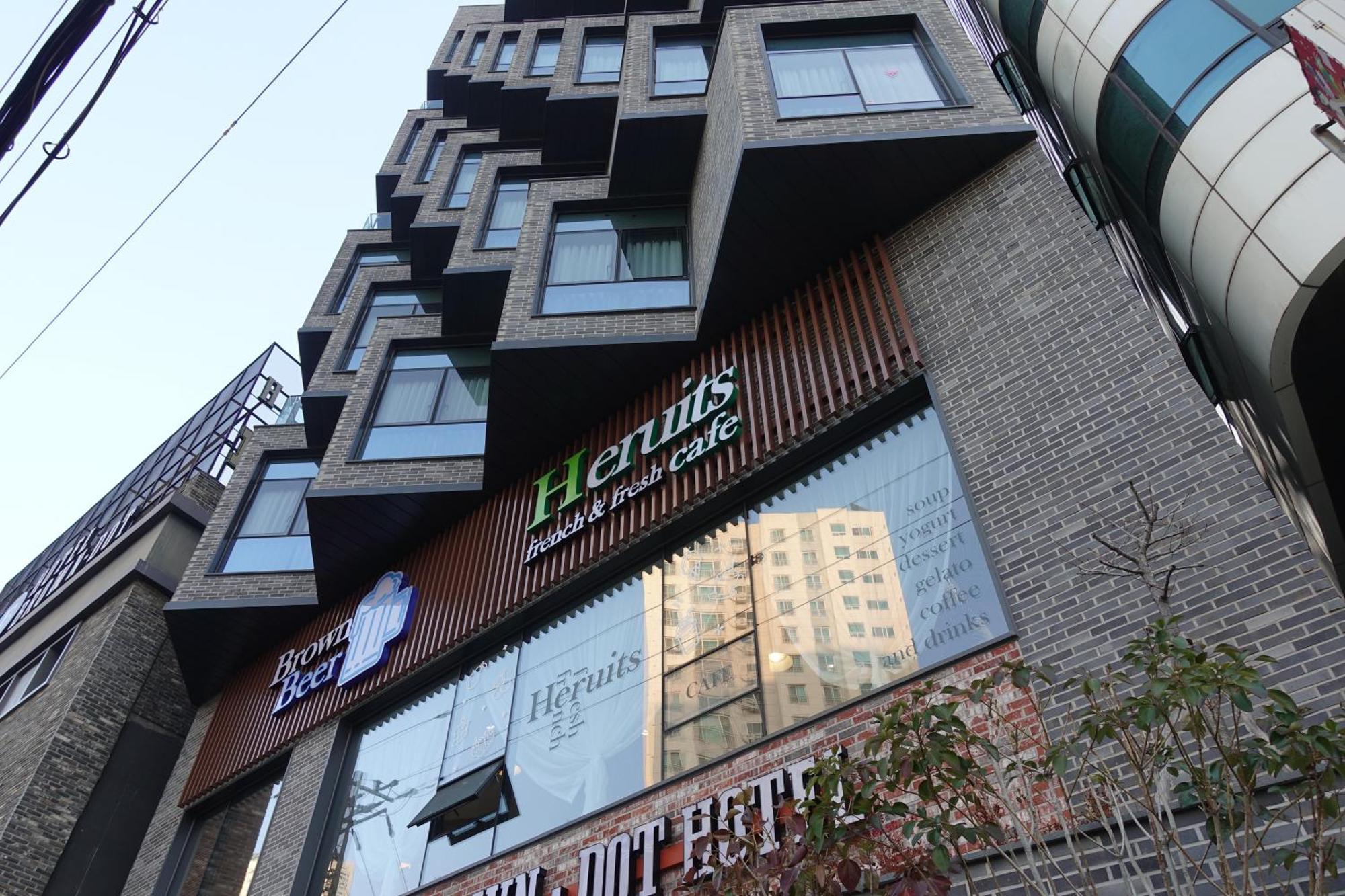 Brown Dot Hotel Changwon Exteriör bild