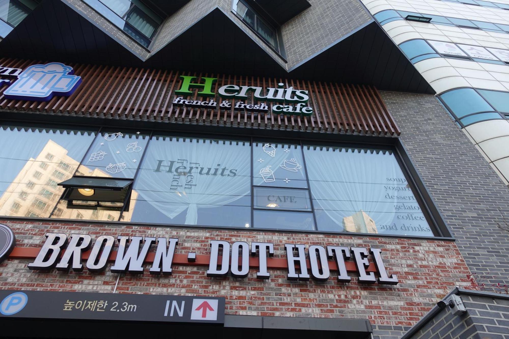 Brown Dot Hotel Changwon Exteriör bild