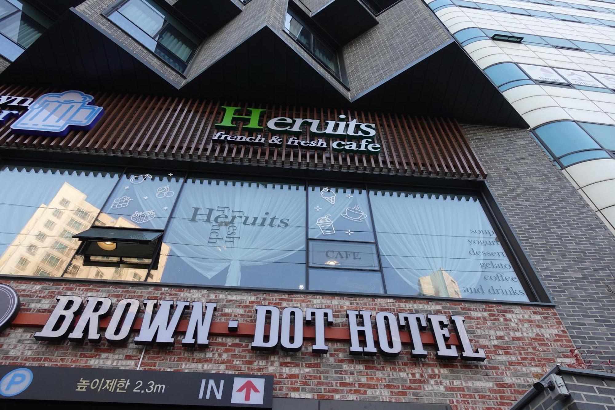 Brown Dot Hotel Changwon Exteriör bild