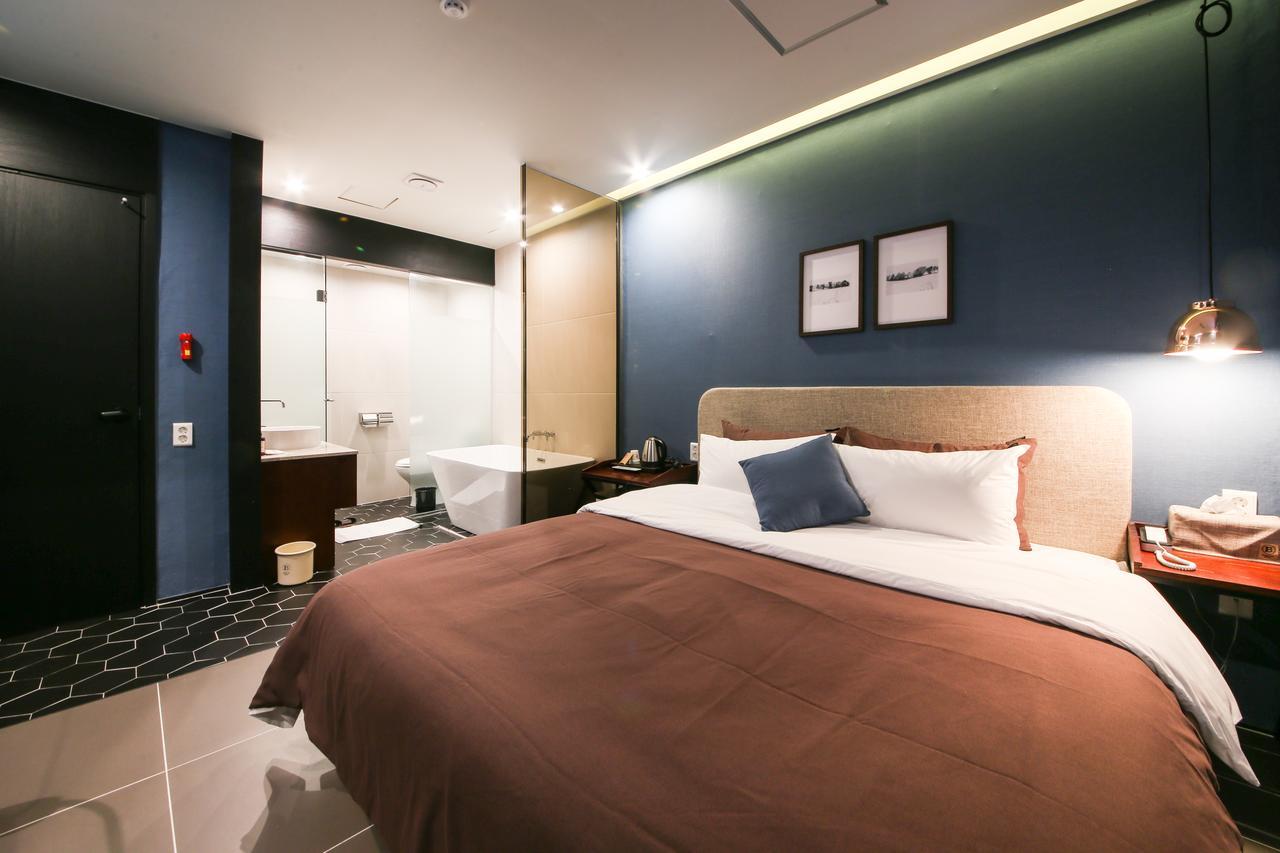 Brown Dot Hotel Changwon Exteriör bild